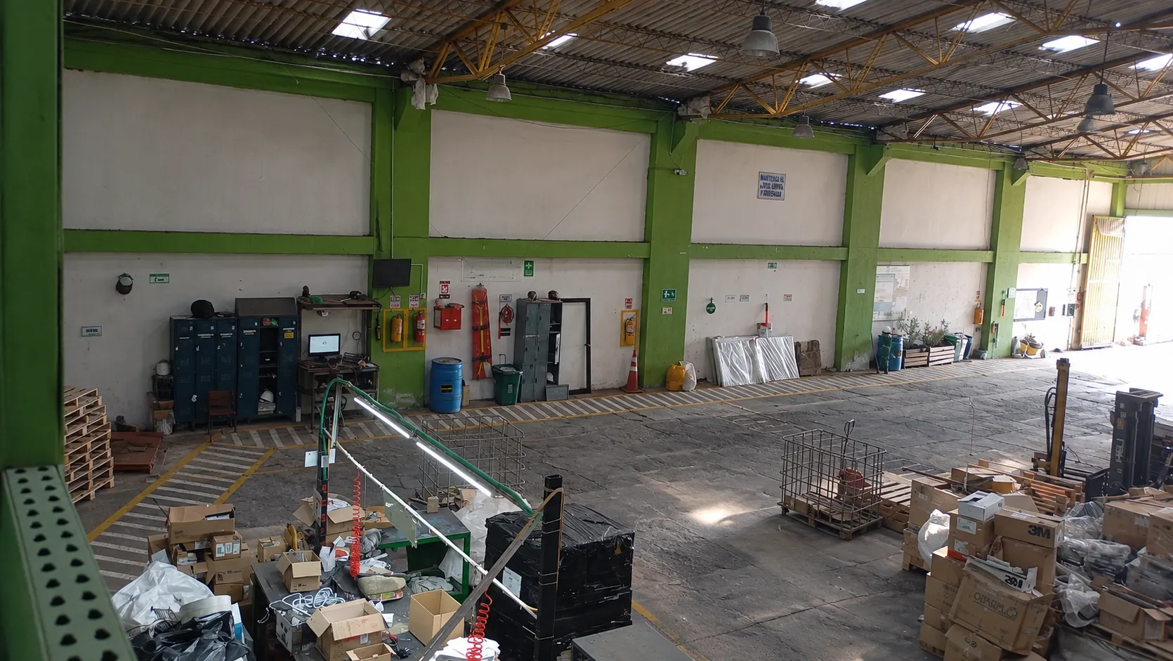 Vista interior de la bodega de LASEA con materiales almacenados