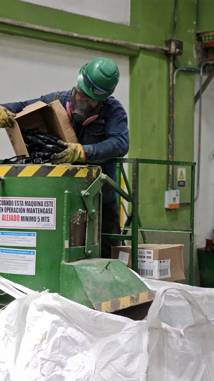 Integrante del equipo de LASEA con elementos de protección durante el manejo de materiales