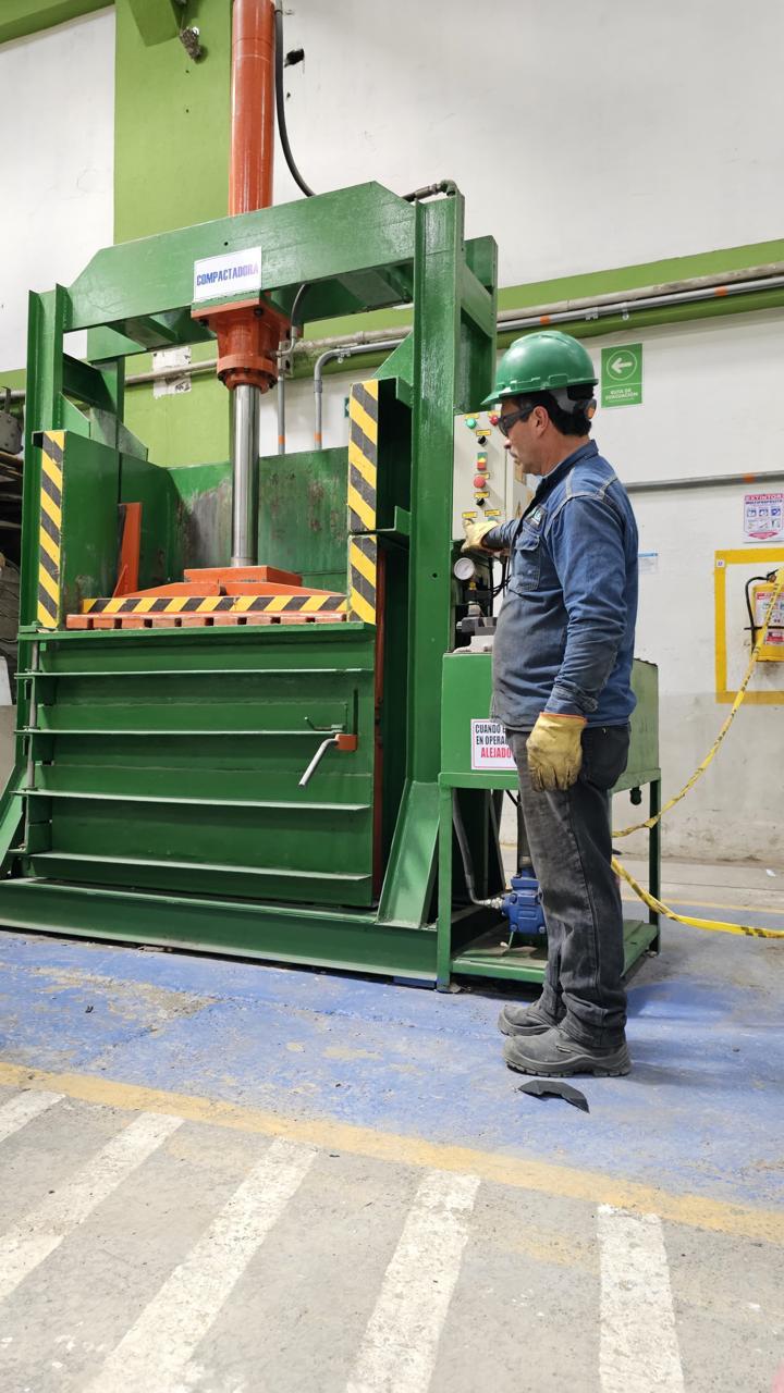Vehículo con identificación de LASEA para transporte de materiales