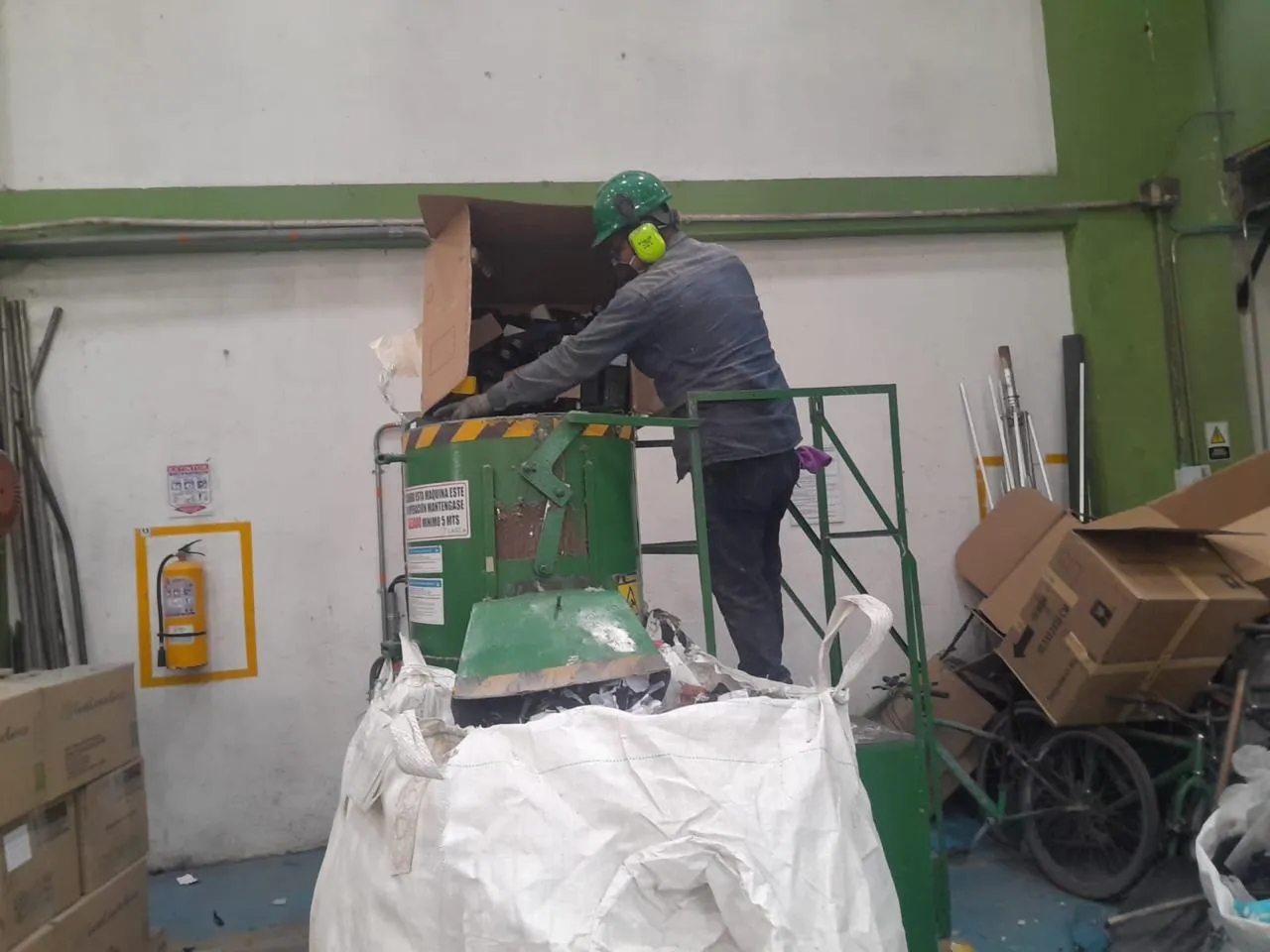 Personal de Lasea triturando elementos de residuos