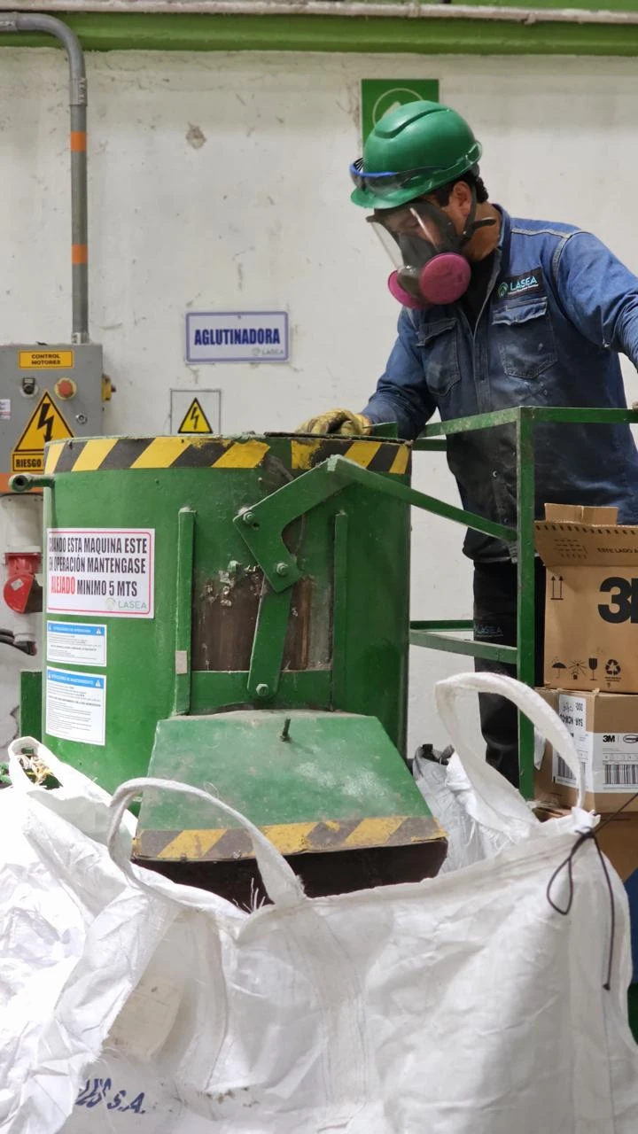 Personal de Lasea supervisando elementos de trituracion de residuos